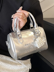Borsa a cilindro argento metallizzato con manici e ciondolo di perle da donna