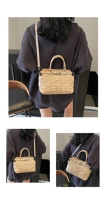 Dettaglio della trama in pelle intrecciata sulla borsa a secchiello beige lucida