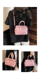Dettaglio borsa a secchiello intrecciata rosa con finitura lucida e fibbia in metallo