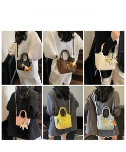Détail de sacs seaux en cuir grainé en six couleurs avec breloques de cheval