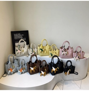 Sacs seaux en cuir grainé de couleurs variées avec breloque poney et fermoir en métal