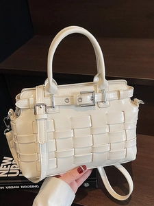Borsa a secchiello intrecciata bianco crema con finitura lucida e tracolla