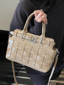Borsa a secchiello beige intrecciata con doppi manici e tracolla regolabile per donna