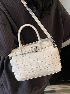 Borsa a secchiello intrecciata crema minimalista con tracolla e fibbia argento