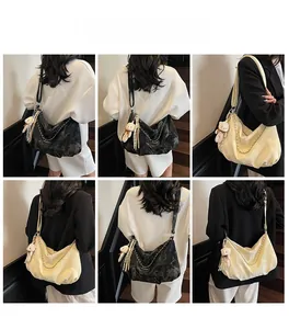 Vues détaillées de sacs hobo élégants noir et beige avec breloques d'ours et chaînes