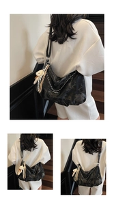Détail du sac cabas en cuir noir texturé avec chaîne argentée et charm ours mignon