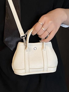 Mini white lychee grain leather crossbody handbag with shoulder strap and metal buckle