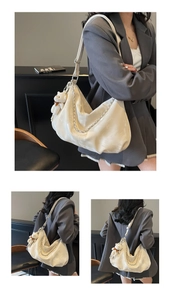 Détail du sac fourre-tout crème avec chaîne dorée et pendentif ours en peluche doux