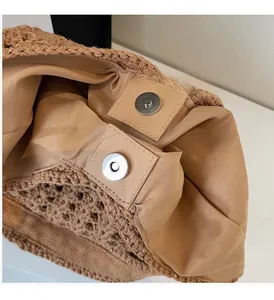 Détail du sac tissé montrant la doublure en tissu et la boucle magnétique argentée