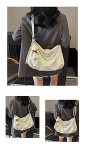 Détail du sac hobo vert menthe avec chaîne argentée et charm d'ours en peluche