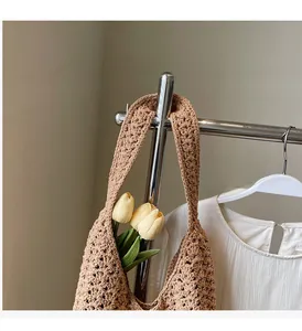 Détail du sac cabas au crochet marron caramel avec texture tissée et bandoulière large