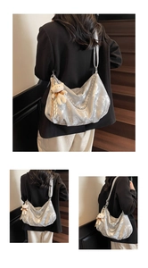Détail du sac hobo argenté métallisé avec chaîne épaisse et charmant ours en peluche