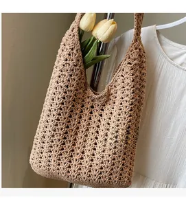 Gros plan détaillé du motif de tissage au crochet fait main sur un sac fourre-tout