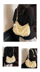 Détail du grand sac cabas beige en cuir souple plissé avec un porte-clé ours en peluche