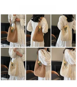 Détails des sacs fourre-tout en crochet faits main en café et beige sur modèle