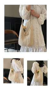 Vues détaillées du sac fourre-tout en crochet beige avec motif tricoté évidé