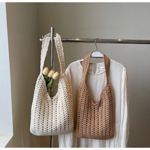 Vue détaillée de sacs fourre-tout tissés main en tons beige et café avec maille ajourée