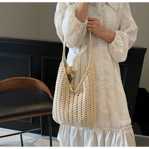 Détail du sac fourre-tout tissé creux avec motifs floraux et bandoulière intégrée