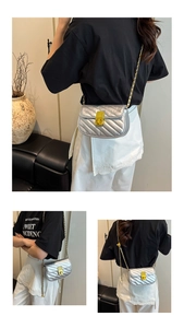 Détail du sac bandoulière argenté matelassé avec chaîne dorée et fermoir en métal