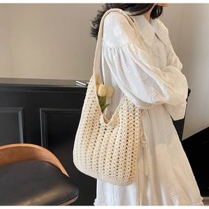 Détail du sac hobo en crochet beige présentant une texture tissée ondulée