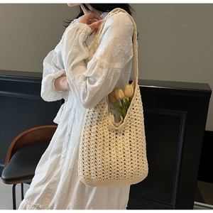 Détail d'un sac cabas tissé de couleur crème au design ajouré de style minimaliste