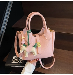 Sac seau en cuir rose à grain litchi avec fermoir pivotant et breloque petit pégase