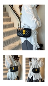Trois vues d'un sac bandoulière noir matelassé avec chaîne dorée sur un mannequin