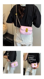 Détail du sac bandoulière matelassé rose avec chaîne dorée et bille réglable