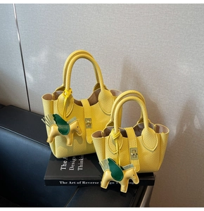 Détail du lot de sacs seaux en cuir litchi jaune avec breloque cheval et fermoir rotatif