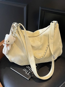 Sac à Épaule Plissé en Cuir PU Grande Capacité Avec Chaîne en Métal et Pendentif Ours en Peluche Mode pour Femmes