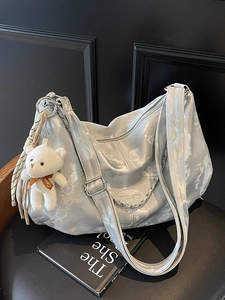 Sac fourre-tout argenté métallisé avec breloque ours en peluche et chaîne métal