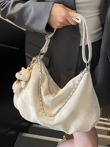Sac hobo blanc en cuir souple avec chaîne en métal et breloque ours pour le trajet quotidien