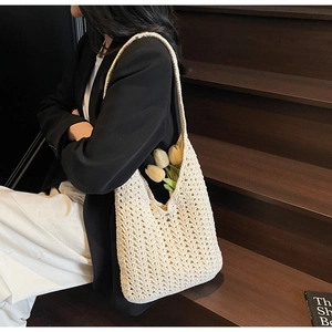 Gros plan détaillé du sac cabas tissé crème avec motif de losanges ajourés au crochet
