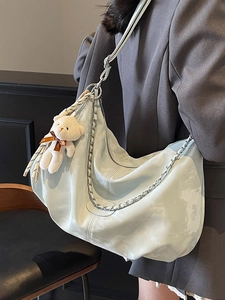 Sac hobo chic vert menthe avec chaîne argentée et breloque ours en peluche pour femme