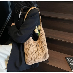 Vue détaillée du motif tissé ajouré et de la grande capacité de ce sac fourre-tout kaki
