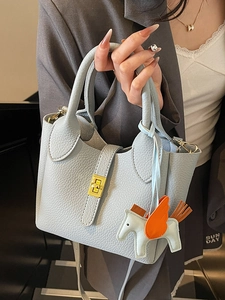Sac seau chic bleu clair à motif litchi avec fermoir doré et charme pégase