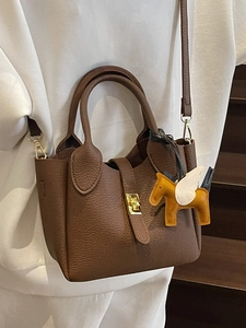 Sac seau en cuir marron foncé à motif litchi avec fermoir doré et breloque cheval