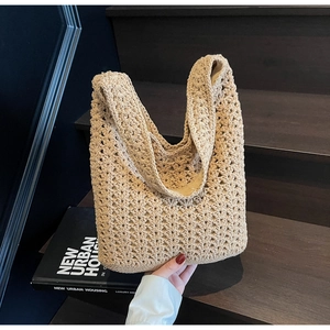 Détail du sac cabas en crochet beige montrant le tissage ajouré en V et la texture