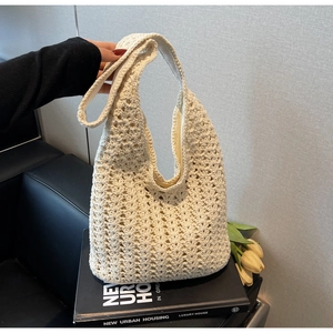 Détail du sac cabas en crochet crème montrant la maille ajourée et la large bandoulière