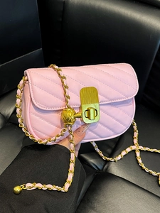 Sac bandoulière matelassé rose élégant avec chaîne dorée et fermoir vintage