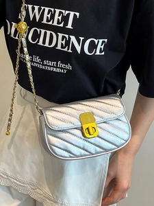 Sac bandoulière argenté matelassé avec chaîne dorée et fermoir en métal vintage
