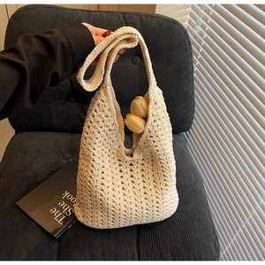 Détail du sac fourre-tout en crochet ivoire montrant des motifs de tissage ajourés