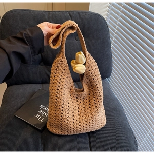 Détail du motif ajouré crocheté à la main et texture d'un sac cabas en maille camel