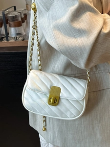 Sac bandoulière blanc matelassé avec chaîne dorée et fermoir rotatif en métal chic