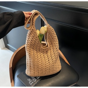 Détail de la texture tissée au crochet de ce sac cabas beige fait main