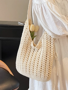 Sac fourre-tout en crochet beige minimaliste avec motif ajouré pour les vacances d'été