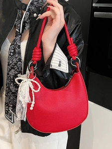 Borsa hobo rossa in pelle minimalista con tracolla a nodo e ciondolo fiocco di perle