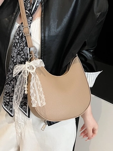 Borsa a tracolla minimalista kaki in pelle a mezzaluna con fiocco di pizzo e perle
