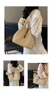Détail du sac cabas en paille avec lanière en cuir marron et boucle en métal dorée
