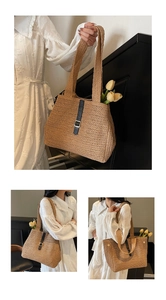 Détail du sac cabas en paille avec boucle en cuir noir et intérieur spacieux et élégant